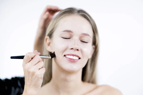 Maquillaje Artista Aplica Base Tonal Chica Sonriente Maquillaje Estudio — Foto de Stock