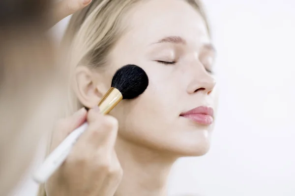 Maquillaje Artista Aplicando Cepillo Base Tonal Chica Maquillaje Estudio — Foto de Stock