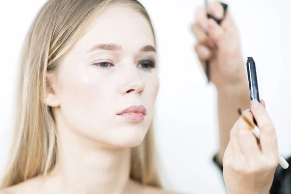 Makeup Tæt Anvendelse Øjenskygge Til Pige - Stock-foto