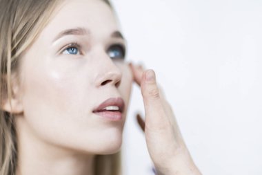 Beyaz arka planda göz makyajı çekim