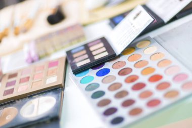 Far. Renkli palet çekim