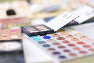 Renkli göz farı paleti yakın çekim