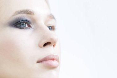 Tamamlanmış makyaj tek gözler yakın çekim. Göz farı ve maskara