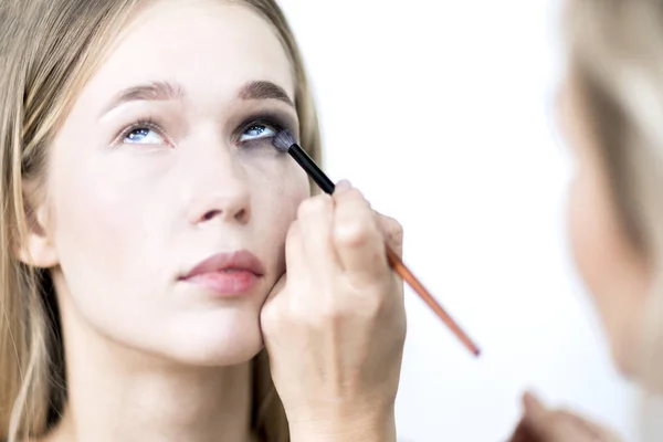 Maquillaje Modelo Maquillaje Artista Pone Sombra Ojos Chica — Foto de Stock