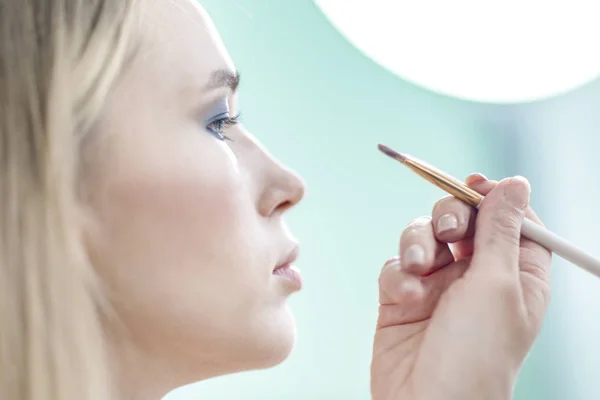 Makeup Model Closeup Makeup Artist Puts Eyeshadow Girl — Stock Photo, Image