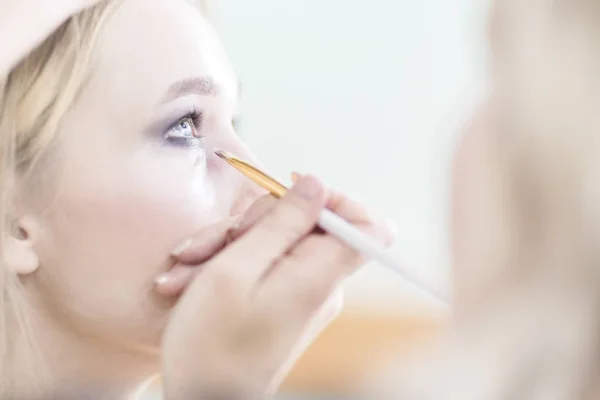 Makeup Artysta Sprawia Makijaż Oczu Makijaż Studiu Zbliżenie — Zdjęcie stockowe