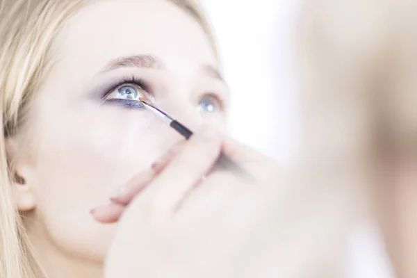 Augen Make Maskenbildnerin Bemalt Die Augen Des Mädchens Visage Atelier — Stockfoto