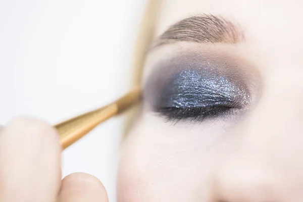 Maquillaje Ojos Cerca Aplicando Sombra Ojos Brillante — Foto de Stock