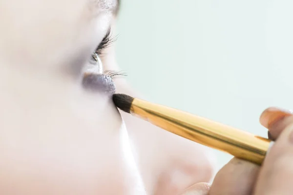 Aplicando Sombras Olhos Nos Olhos Fechar — Fotografia de Stock