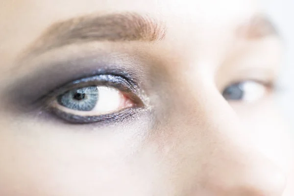 Les Yeux Des Femmes Avec Beau Maquillage Brillant — Photo