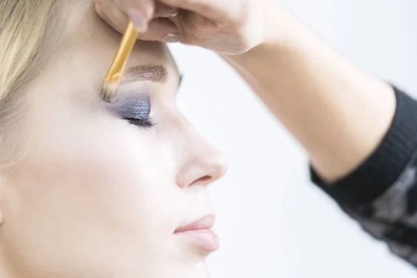 Maquillaje Artista Aplica Sombra Ojos Brillante Primer Plano — Foto de Stock