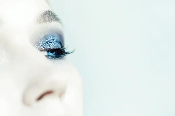 Ukończono Makijaż Pojedynczych Oczu Zbliżenie Błyszczące Cienie Powiek Tusz Rzęs — Zdjęcie stockowe