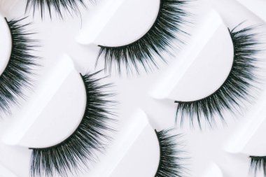 Pakette yanlış kirpik var. Close