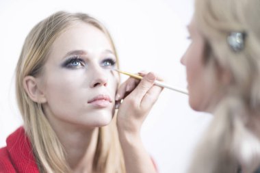 Güzel makyaj. Makyaj sanatçısı makyaj güzel kız gerçekleştirir