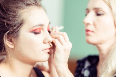 Parlak makyaj. Makyaj sanatçısı makyaj çekim yapar