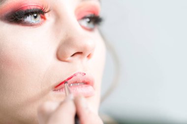 Makyaj dudakları. Parlak kırmızı ruj uygulama