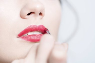 Makyaj. Ruj üzerinde makyaj sanatçısı El fırçası