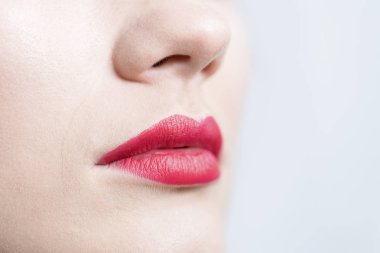 Kırmızı seksi dudaklar kapatmak. Güzel mükemmel dudaklar