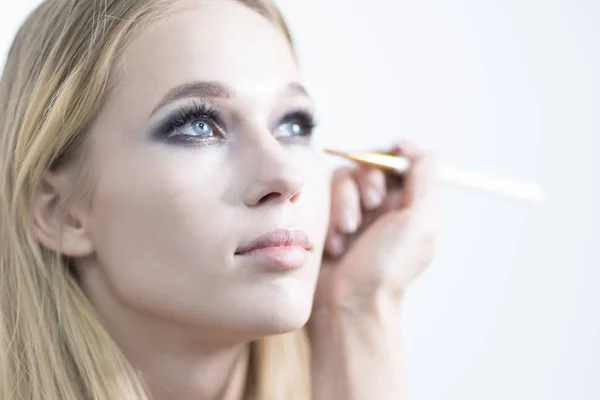 Wykonywanie Piękny Makijaż Zbliżenie Białym Tle — Zdjęcie stockowe