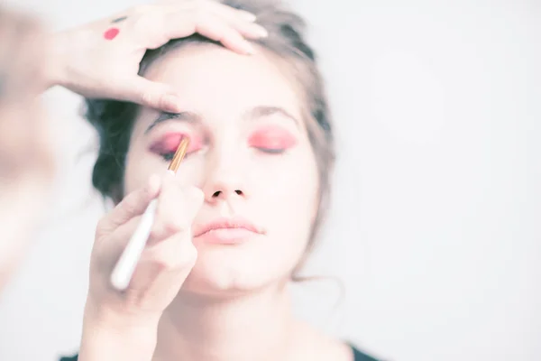 Maquillaje Artista Aplica Sombra Ojos Color Rojo Brillante Primer Plano — Foto de Stock