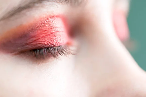 Czerwone Eyeshadow Zbliżenie Dziewczyny Zamknięte Oko — Zdjęcie stockowe