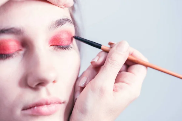 Artista Maquillaje Realiza Maquillaje Ojos Brillantes Estudio Primer Plano — Foto de Stock