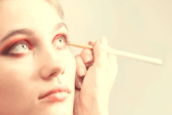 化妆师表演明亮的眼妆 用红色铅笔的眼线 — 图库照片