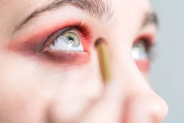 Zbliżenie Jasnego Makijażu Cień Czerwony Eyeshadow — Zdjęcie stockowe