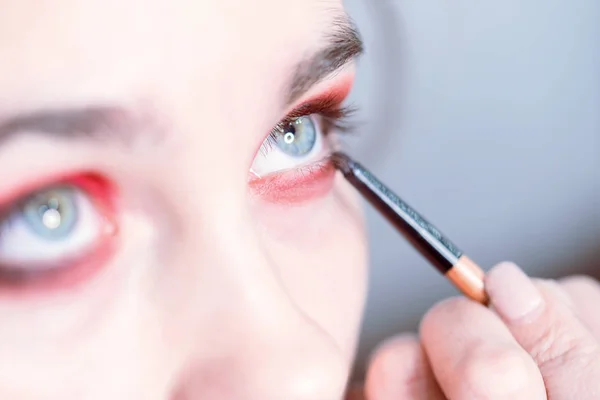 Performing Eye Makeup Close Bright Red Eyeshadow Look — Stock Photo, Image