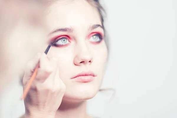 Realizando Maquiagem Brilhante Close Olhar Expressivo — Fotografia de Stock