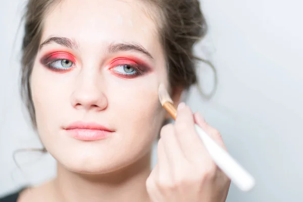 Realización Maquillaje Brillante Primer Plano Tonos Rojos — Foto de Stock