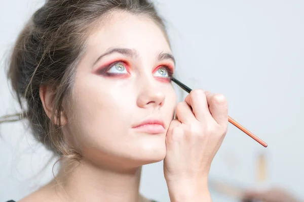 Realización Maquillaje Color Rojo Brillante Cerca Mirada Expresiva — Foto de Stock