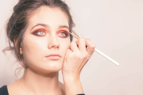 Realizando Maquiagem Vermelha Brilhante Close Tons Vermelhos Olhar Expressivo — Fotografia de Stock