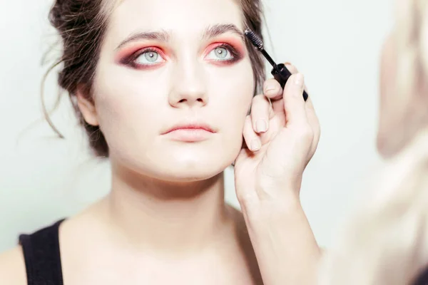 Model Makijażu Aplikacja Mascara Bliska — Zdjęcie stockowe