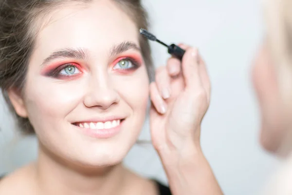 Maquillaje Maquillaje Artista Aplica Rímel Chica Sonriente — Foto de Stock