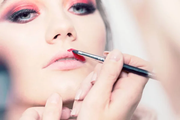 Makeup Lips Makeup Artist Applies Red Lipstick — Stock Photo, Image