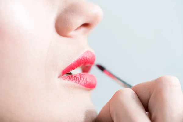 Maquillaje Artista Aplica Lápiz Labial Rojo Hermosa Cara Mujer — Foto de Stock