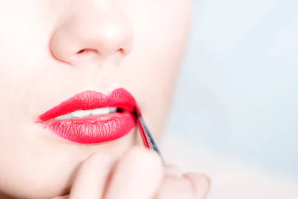 Maquillaje Artista Aplica Lápiz Labial Rojo Hermosa Cara Femenina Primer — Foto de Stock