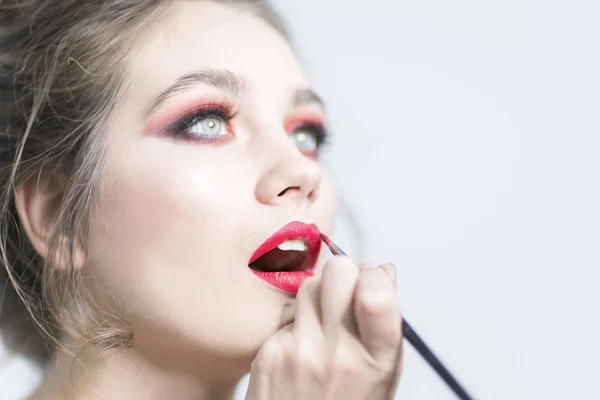Makijaż Artysta Stosuje Czerwoną Szminkę Piękna Kobieta Twarz Zmysłowe Usta — Zdjęcie stockowe