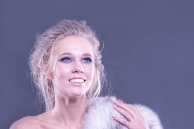 Stüdyoda drapeli kürk ile gülümseyen kız yakın yukarı