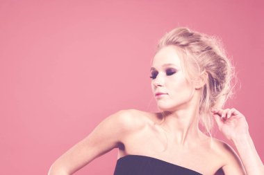 Pembe bir arka planda stüdyoda çıplak omuzları ile dans kız