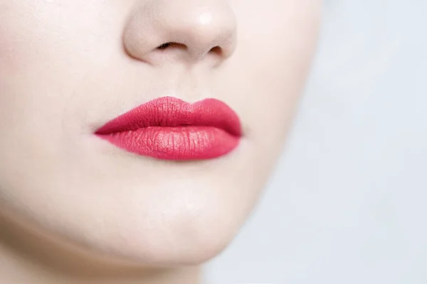 Piękne Seksowne Czerwone Usta Zbliżenie Białym Tle — Zdjęcie stockowe