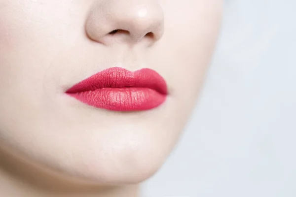 Hermosos Labios Rojos Sexy Primer Plano Sobre Fondo Blanco — Foto de Stock