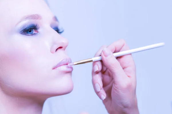 Make Make Artist Hand Roze Lippenstift Met Een Borstel Close — Stockfoto