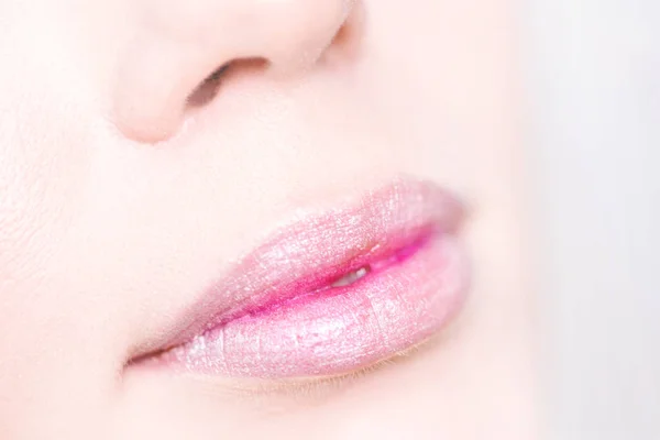 Lippen Eines Mädchens Aus Nächster Nähe Rosa Glitzernder Lippenstift Auf — Stockfoto