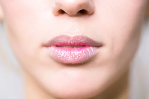 Weibliche Lippen Großaufnahme Rosa Leuchtender Lippenstift Auf Den Lippen — Stockfoto