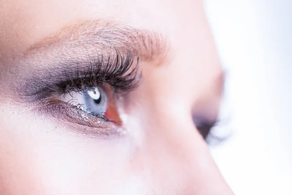 Kobiece Oczy Bliska Delikatny Makijaż Oczu — Zdjęcie stockowe
