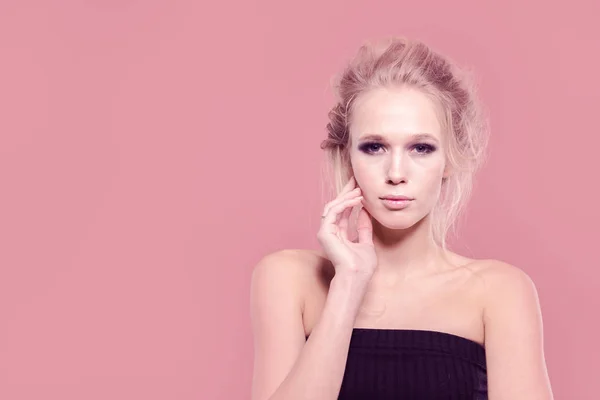 Aranyos Lány Modell Egy Rózsaszín Háttér Stúdióban — Stock Fotó