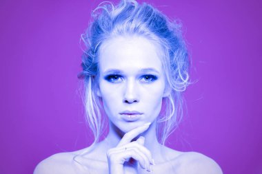 Çıplak omuzlu bir kızın üzücü yüzü. Güzel makyaj