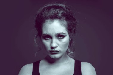 Karanlık bir arka planda gizemli mistik kız